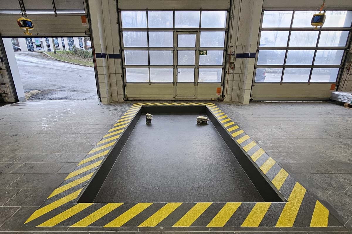 Markierung Einer Grube Arbeitssicherheit Industriebodenbeschichtung Bad Salzuflen Industriebodenbeschichtung Bad Salzuflen